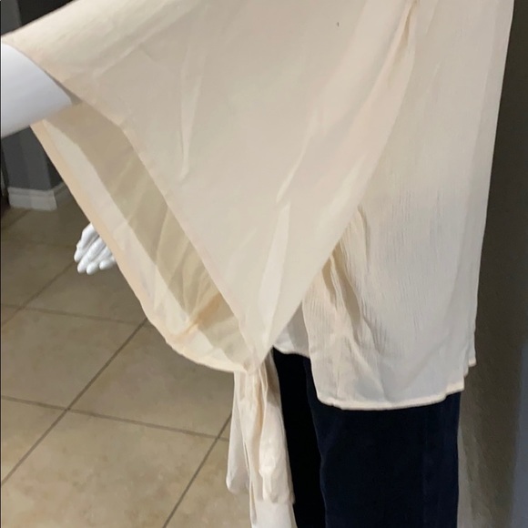 Entro women v-neck top cream size medium - Picture 5 of 5